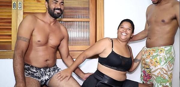 CASAL INICIANTE- Marido convida negro dotado e um amigo pra foder a esposa na sua frente enquanto ele fica apreciando sua mulher sendo fodida